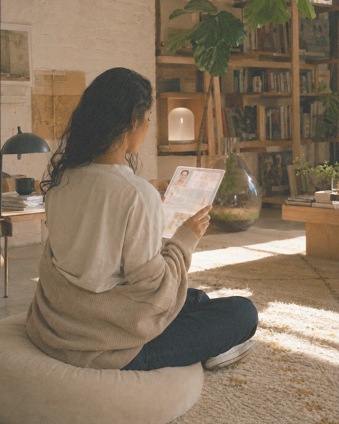 Femme lisant un document, assise dans un intérieur calme